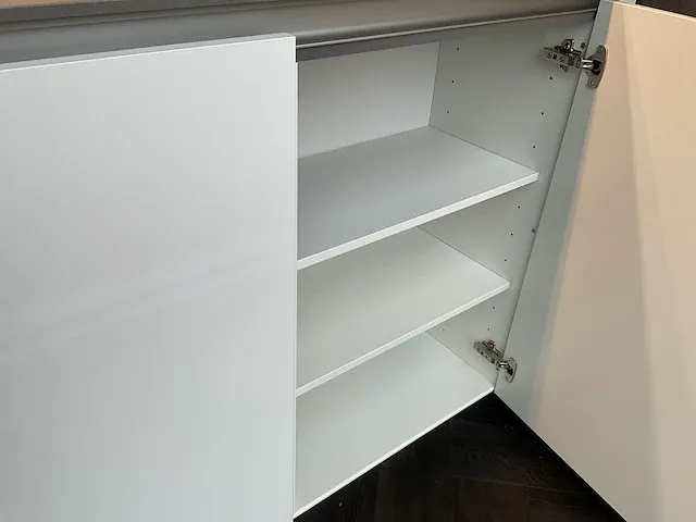 Lux hoek met eiland keukenopstelling - afbeelding 31 van  38