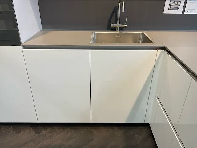 Lux hoek met eiland keukenopstelling - afbeelding 23 van  38