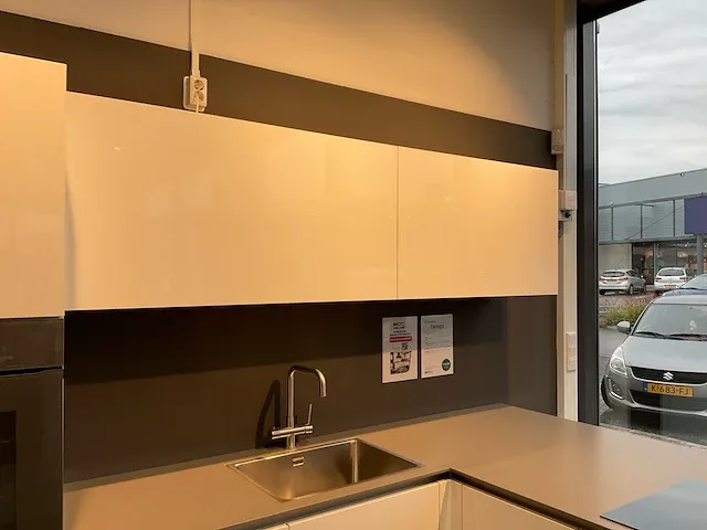 Lux hoek met eiland keukenopstelling - afbeelding 34 van  38