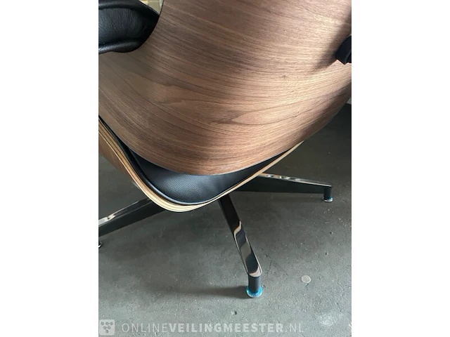 Luxe eames lounge chair met ottoman xl in walnoot en echt leer, zwart / walnoot - afbeelding 5 van  13