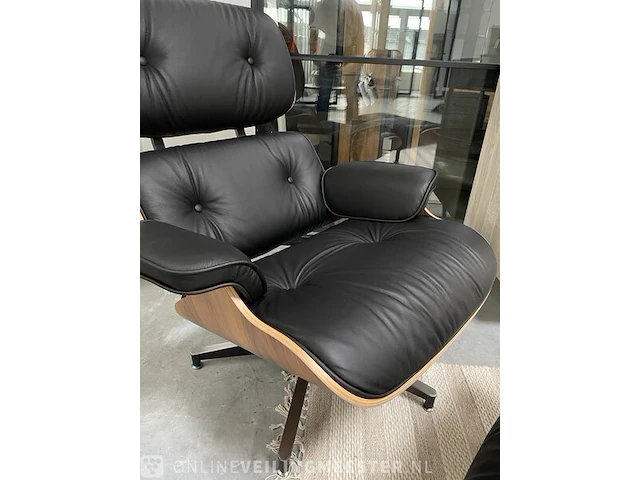 Luxe eames lounge chair met ottoman xl in walnoot en echt leer, zwart / walnoot - afbeelding 6 van  13