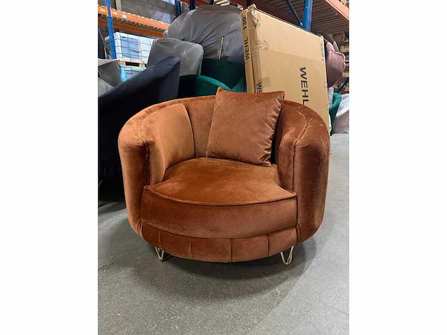 Luxe fauteuil oranje met gouden poten - afbeelding 1 van  5