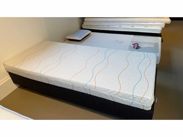 M-line superbe medium talalay latex anti-allergic matras b80 x l200cm - afbeelding 15 van  17