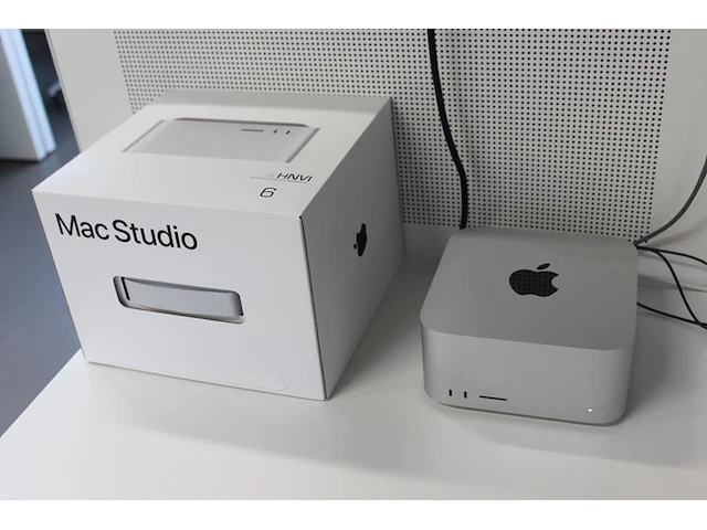 Mac studio met apple m2 chip geheugen mac os suqoia 15.6.1 32 gb 512 gb ssd 12c cpu en 30c gpu. model a2901. - afbeelding 1 van  3