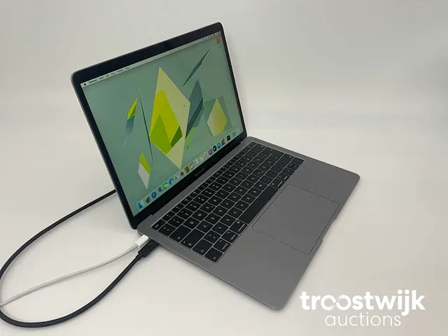 Macbook air 13.3", core(tm) i5 8th gen, 16 gb ram, 256 gb nvme (ssd) laptop - afbeelding 2 van  6