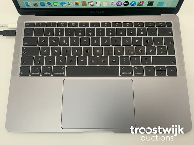 Macbook air 13.3", core(tm) i5 8th gen, 16 gb ram, 256 gb nvme (ssd) laptop - afbeelding 4 van  6