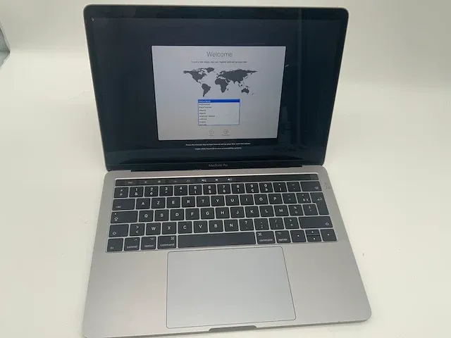 Macbook air 13.3", core(tm) i7 7th gen, 16 gb ram, 256 gb ssd laptop - afbeelding 1 van  9