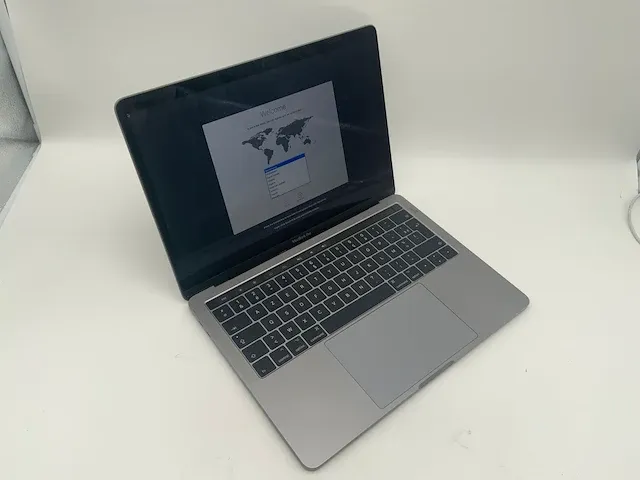 Macbook air 13.3", core(tm) i7 7th gen, 16 gb ram, 256 gb ssd laptop - afbeelding 2 van  9