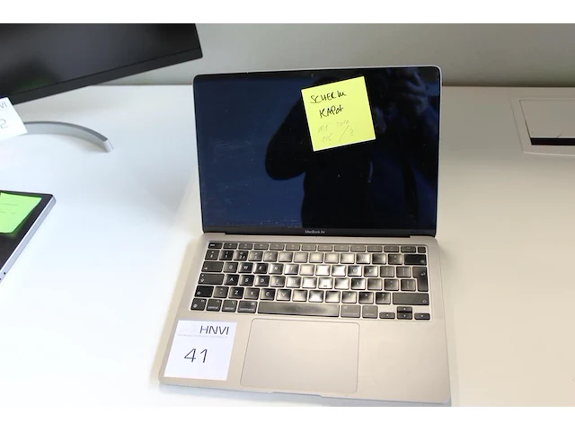 Macbook air apple m1 chip mac os sequoia 15.6.1 geheugen 16 gb 256 gb harde schijf. let op scherm kapot, ... - afbeelding 1 van  3