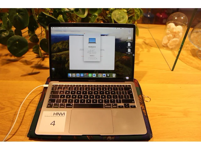 Macbook air apple m1met 8gb intern geheugen, besturing macos sonoma 14.4.1 en 250gb harde schijf. bouwjaar ... - afbeelding 1 van  4