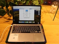 Macbook air apple m1met 8gb intern geheugen, besturing macos sonoma 14.4.1 en 250gb harde schijf. bouwjaar ...