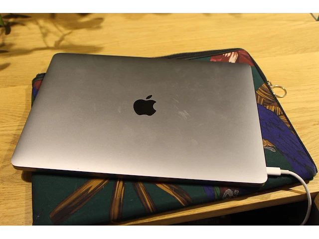 Macbook air apple m1met 8gb intern geheugen, besturing macos sonoma 14.4.1 en 250gb harde schijf. bouwjaar ... - afbeelding 4 van  4