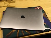 Macbook air apple m1met 8gb intern geheugen, besturing macos sonoma 14.4.1 en 250gb harde schijf. bouwjaar ... - afbeelding 4 van  4
