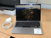 Macbook air apple mac os somona 14.7.5 met 250 gb harde schijf en 8 gb intern geheugen.