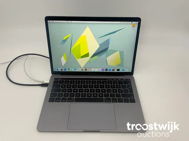 Macbook pro 13.3”, core(tm) i7 7th gen, 16 gb ram, 256 gb nvme (ssd) laptop - afbeelding 1 van  7