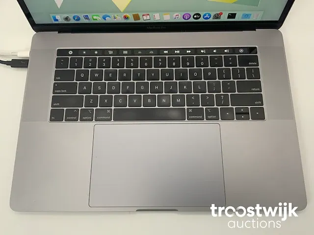 Macbook pro 15.4”, core(tm) i7 8th gen, 32 gb ram, 256 gb nvme (ssd), radeon pro 555x laptop - afbeelding 4 van  6