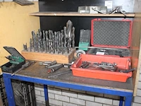 Machineboren in diverse maten en uitvoeringen op schap - afbeelding 1 van  1