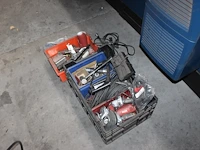 Machineonderdelen en gereedschappen in en om kist. - afbeelding 2 van  2