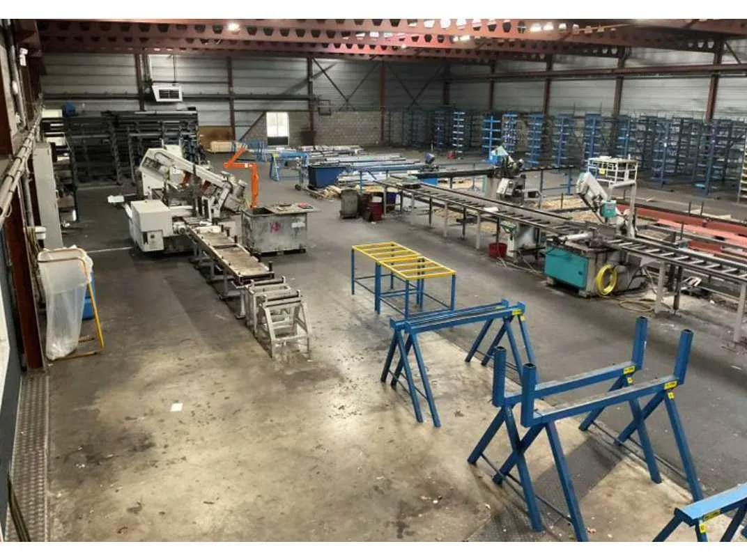 Machines gereedschappen en staalvoorraden ivm bedrijfsverhuizing