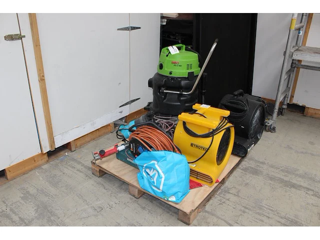 Machines met defect w.o. blowers, waterstofzuiger en dompelpomp op pallet. - afbeelding 1 van  3