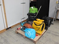 Machines met defect w.o. blowers, waterstofzuiger en dompelpomp op pallet. - afbeelding 1 van  3