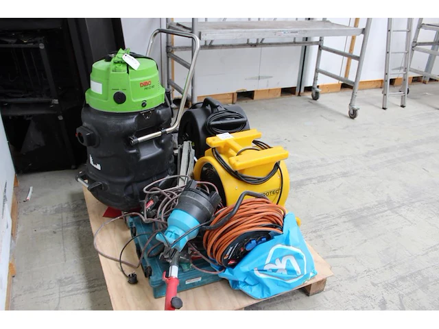 Machines met defect w.o. blowers, waterstofzuiger en dompelpomp op pallet. - afbeelding 2 van  3