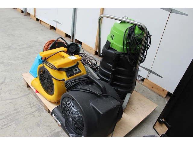 Machines met defect w.o. blowers, waterstofzuiger en dompelpomp op pallet. - afbeelding 3 van  3