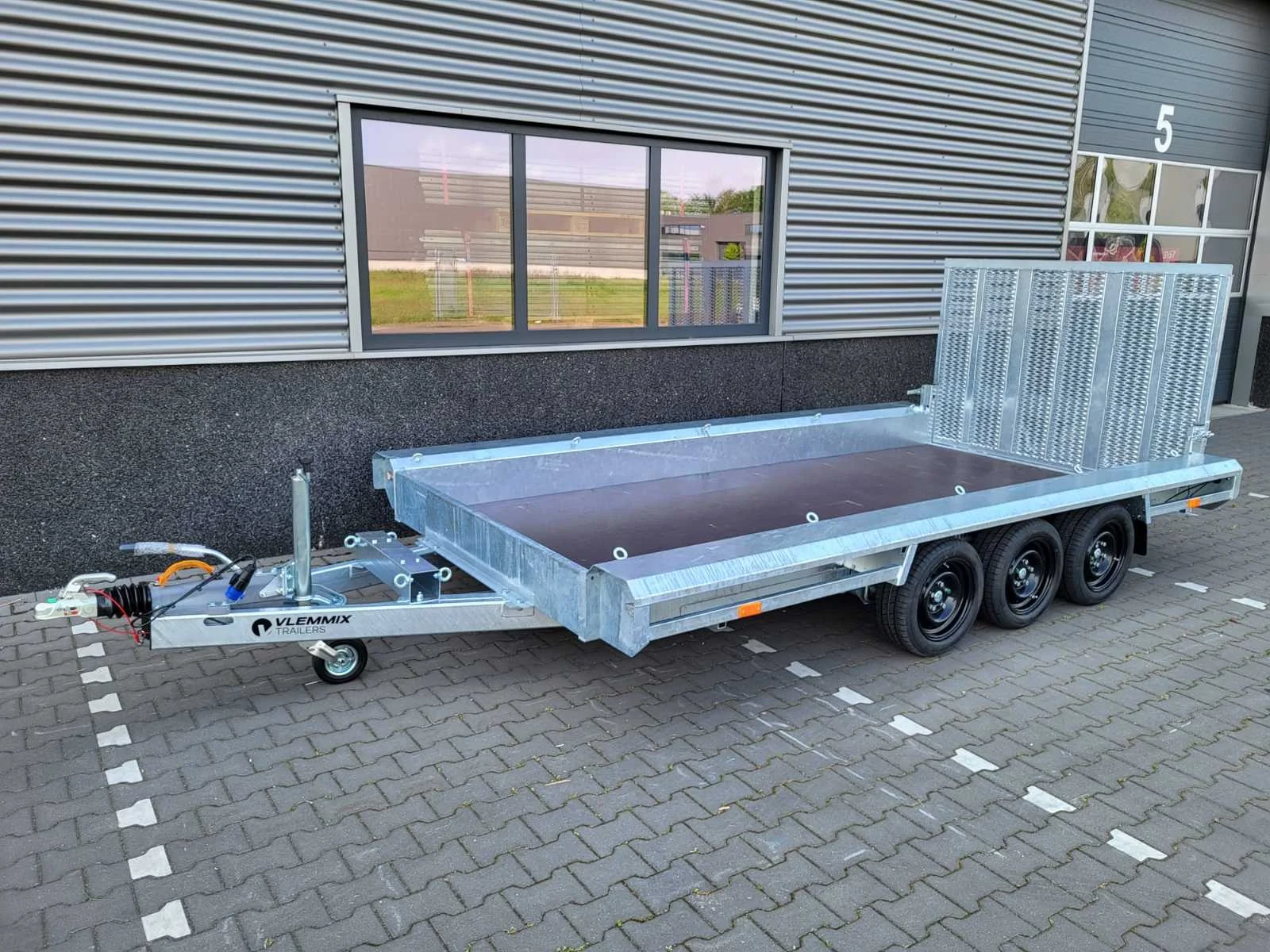 Machinetransporters, magazijnstellingen, installatiemateriaal en gereedschappen