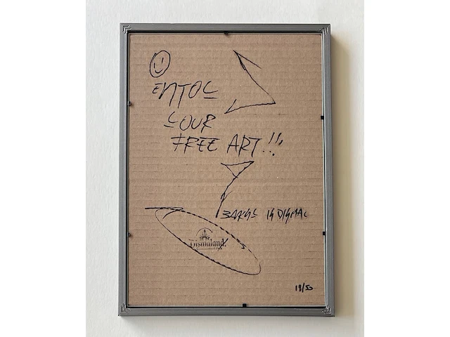 "madonna con la pistola" , spraypaint, gemaakt door banksy, give-away, afkomstig uit dismaland , met de toevoeging "enjoy your free art" en "banksy in dismaland., gesigneerd met spraypaint voorzijde rechts-onder, tevens gesigneerd met marker op de achterzijde., 2015 - afbeelding 2 van  3