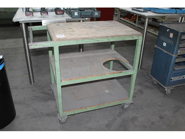 Magazijnkar met drie etages. afmeting 62 x 107 x 94 cm. let op! exclusief genummerde producten op kar. - afbeelding 1 van  2