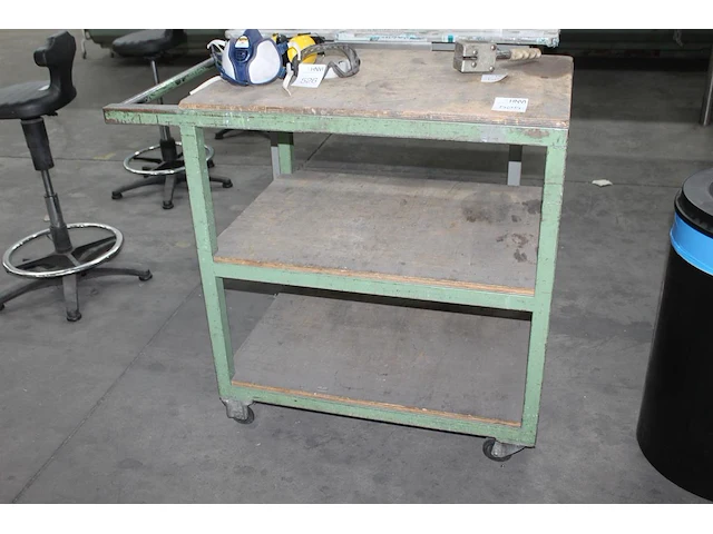 Magazijnkar met drie etages. afmeting 62 x 107 x 94 cm. let op! exclusief genummerde producten op kar. - afbeelding 1 van  1