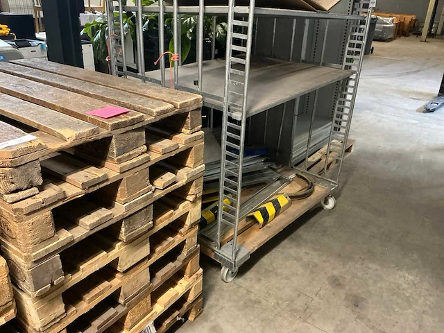 Magazijnkar met inhoud - afbeelding 2 van  4