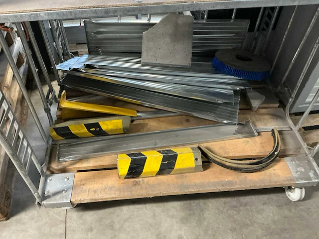 Magazijnkar met inhoud - afbeelding 3 van  4