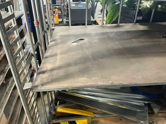 Magazijnkar met inhoud - afbeelding 4 van  4