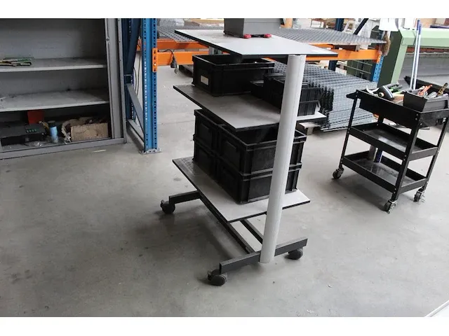 Magazijnkar met kunststoffen bakken. afmeting 75 x 55. hoogte 122,5 cm - afbeelding 1 van  5