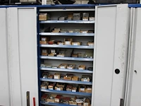 Magazijnkast gevuld met bevestigingsmaterialen w.o. bouten, moeren en ringen in diverse afmetingen. kastafm... - afbeelding 2 van  2