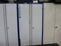 Magazijnkast gevuld met bevestigingsmaterialen w.o. popnagels, plaatschroeven, draadeinden en kunststof lab... - afbeelding 1 van  2