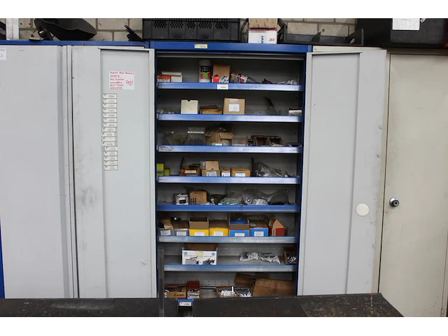 Magazijnkast gevuld met bevestigingsmaterialen w.o. popnagels, plaatschroeven, draadeinden en kunststof lab... - afbeelding 2 van  2