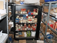 Magazijnkast gevuld met grote hoeveelheid vnl. rvs bevestigingsmaterialen w.o. bouten, moeren en ringen. ru... - afbeelding 1 van  6