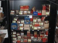 Magazijnkast gevuld met grote hoeveelheid vnl. rvs bevestigingsmaterialen w.o. bouten, moeren en ringen. ru... - afbeelding 2 van  6