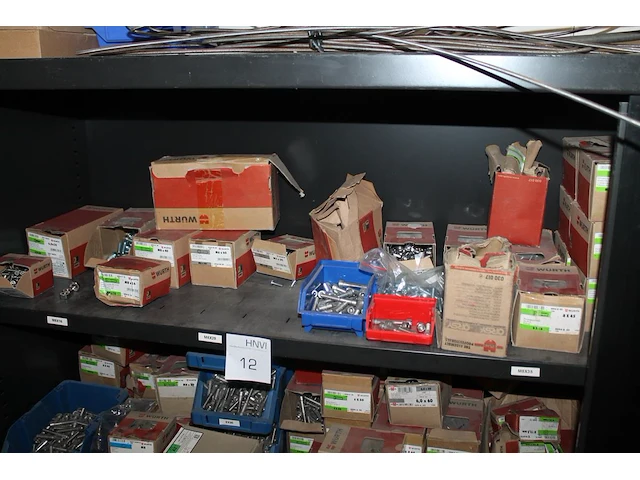 Magazijnkast gevuld met grote hoeveelheid vnl. rvs bevestigingsmaterialen w.o. bouten, moeren en ringen. ru... - afbeelding 3 van  6