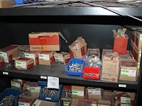 Magazijnkast gevuld met grote hoeveelheid vnl. rvs bevestigingsmaterialen w.o. bouten, moeren en ringen. ru... - afbeelding 3 van  6