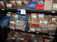 Magazijnkast gevuld met grote hoeveelheid vnl. rvs bevestigingsmaterialen w.o. bouten, moeren en ringen. ru... - afbeelding 4 van  6