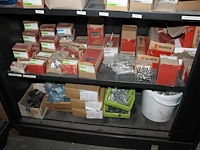 Magazijnkast gevuld met grote hoeveelheid vnl. rvs bevestigingsmaterialen w.o. bouten, moeren en ringen. ru... - afbeelding 5 van  6