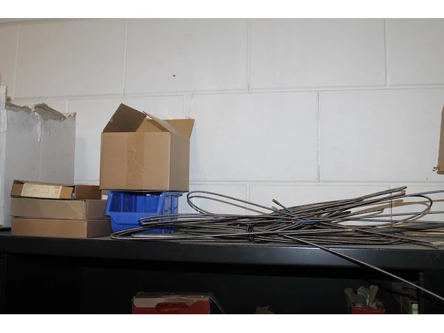 Magazijnkast gevuld met grote hoeveelheid vnl. rvs bevestigingsmaterialen w.o. bouten, moeren en ringen. ru... - afbeelding 6 van  6