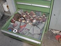 Magazijnkast huni met zes laden, gevuld met schuur- en polijstproducten waaronder schuur- en polijstkoppen,... - afbeelding 5 van  7
