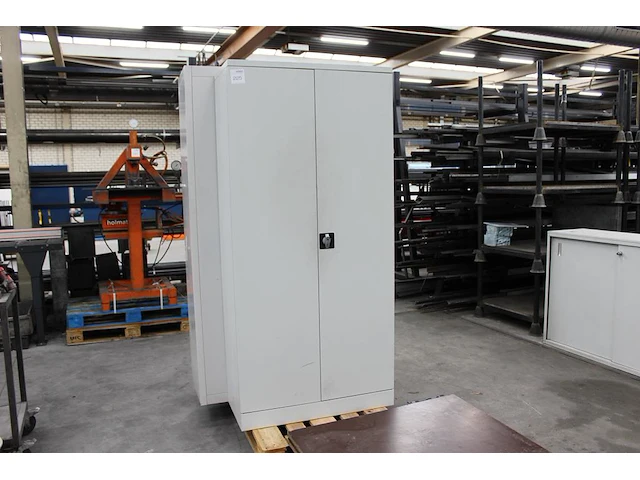 Magazijnkast met 2 deuren en afmeting 91 x 42 x 195 cm. let op: exclusief inhoud. - afbeelding 1 van  2