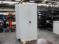 Magazijnkast met 2 deuren en afmeting 91 x 42 x 195 cm. let op: exclusief inhoud. - afbeelding 1 van  2