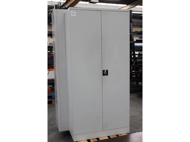 Magazijnkast met 2 deuren en afmeting 91 x 42 x 195 cm. let op: exclusief inhoud. - afbeelding 2 van  2