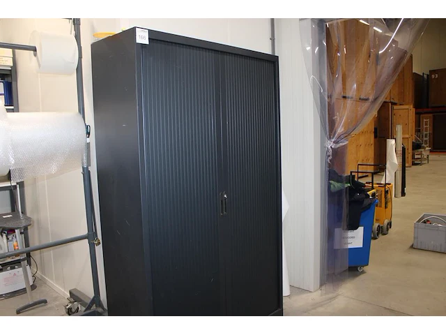 Magazijnkast met 2 roldeuren. afmeting 120 x 45 x 198 cm. let op: exclusief inhoud, ophalen na 13.00u. - afbeelding 1 van  2